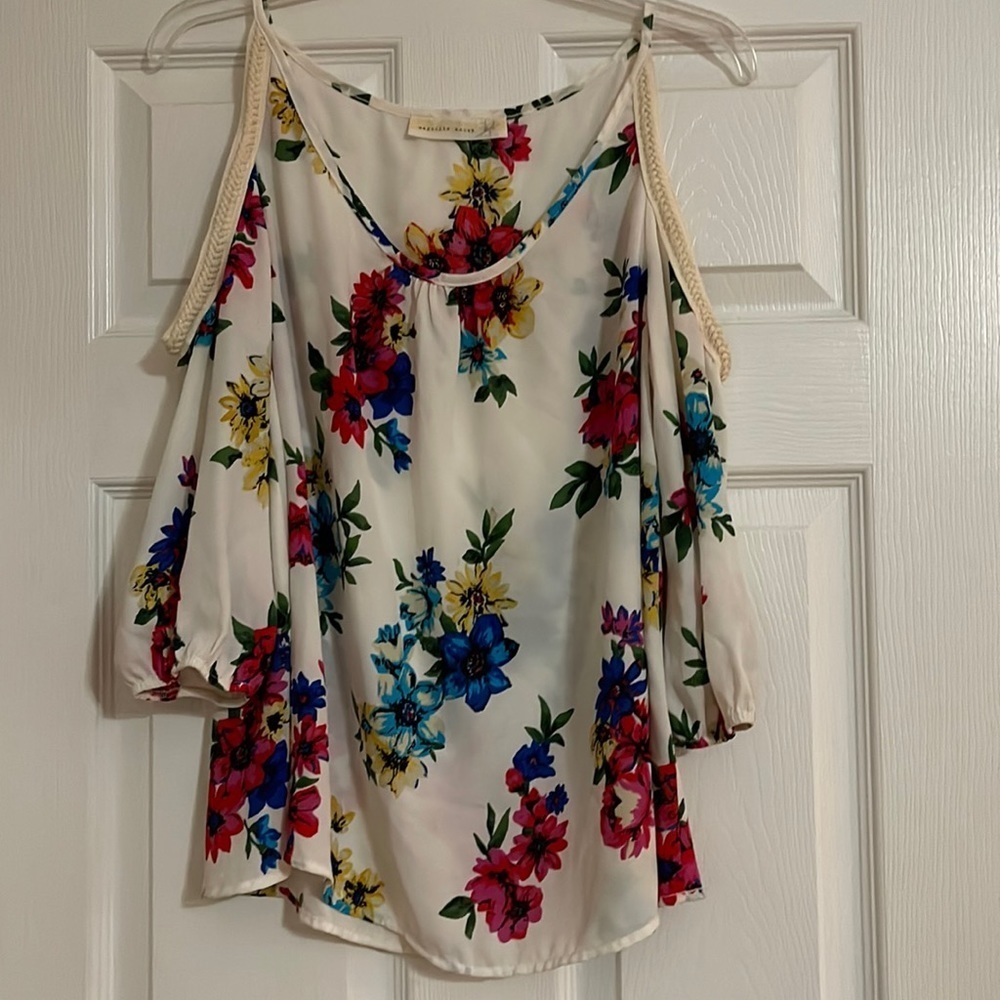 Beautiful floral Magnolia South cold shoulder top S